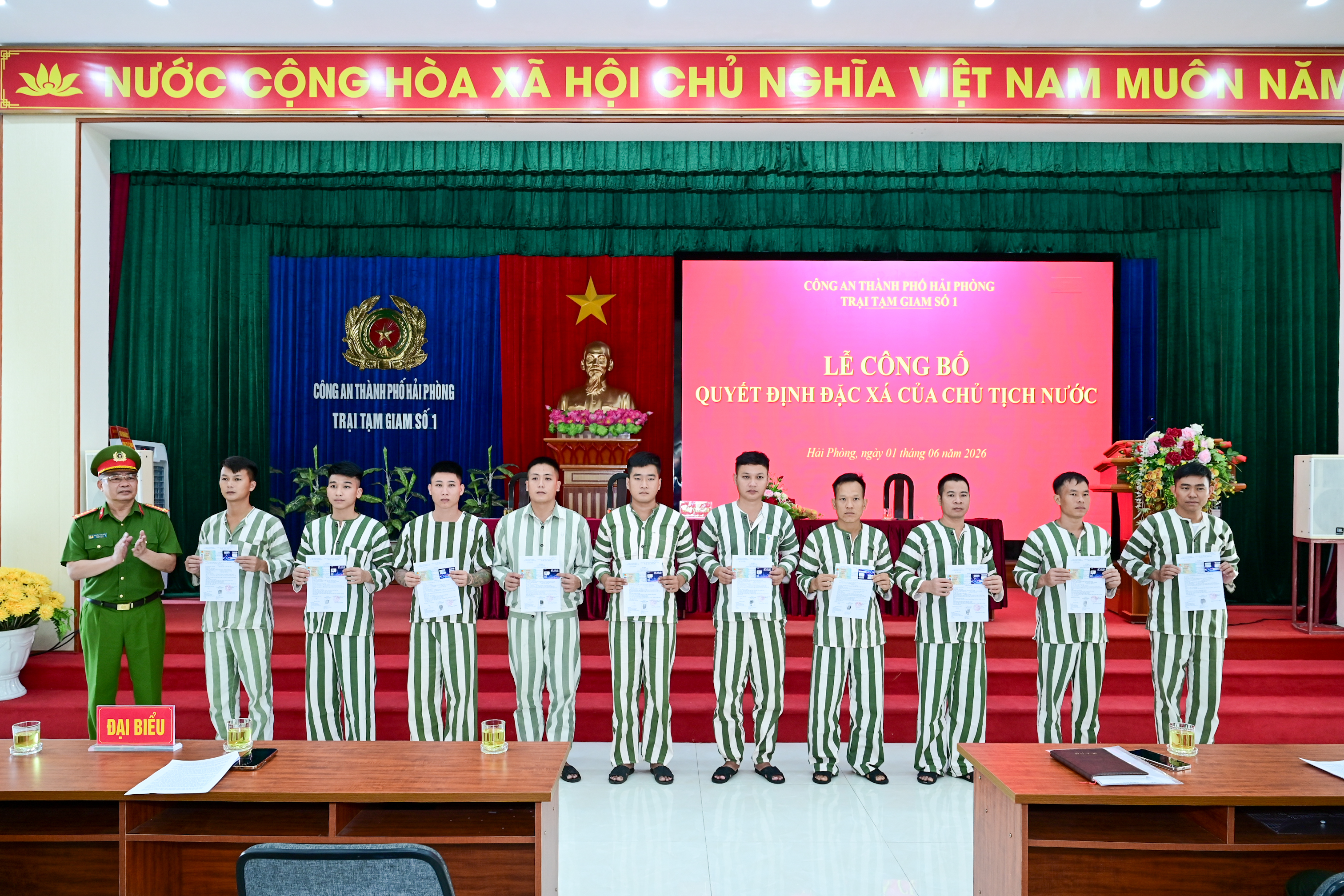 Trại tạm giam số 1 (Công an thành phố): Tổ chức Lễ công bố Quyết định đặc xá của Chủ tịch nước cho 92 phạm nhân
